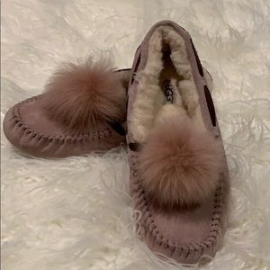 UGG CLOSED SLIPPERS!